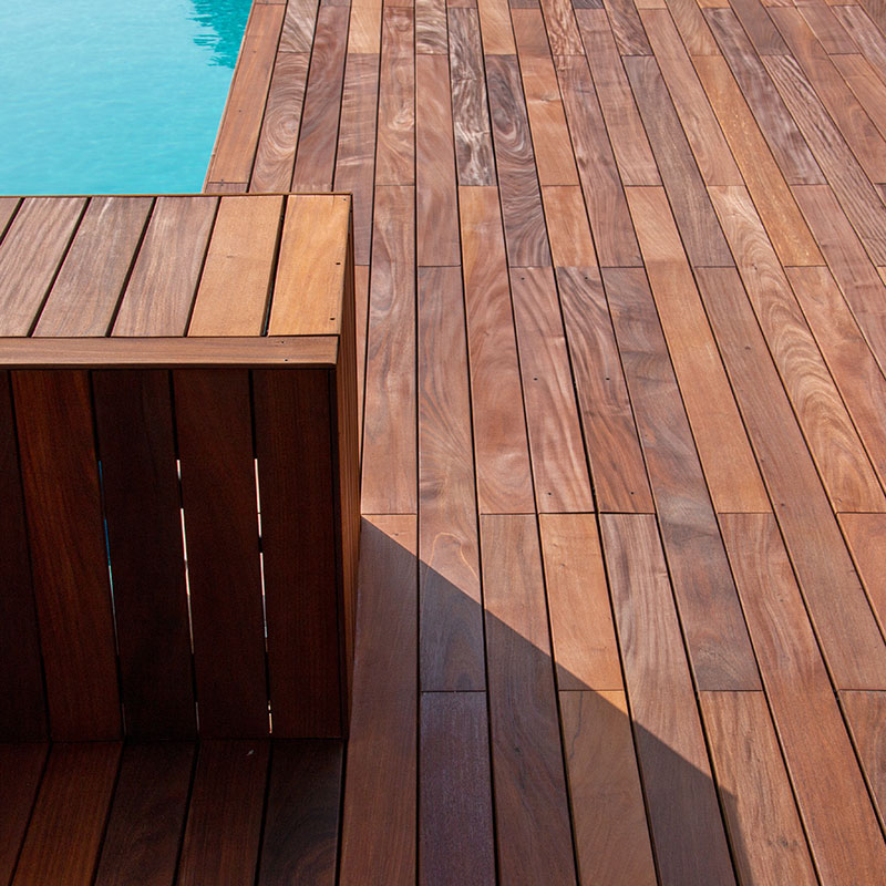 Terrasse de piscine en bois dur