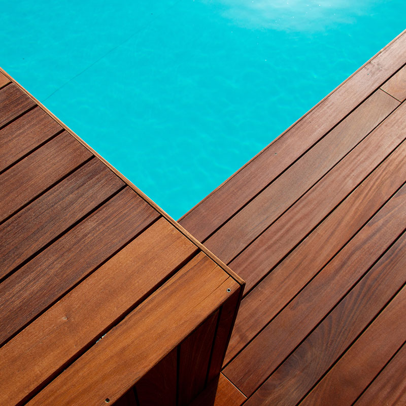 Terrasse de piscine en bois dur